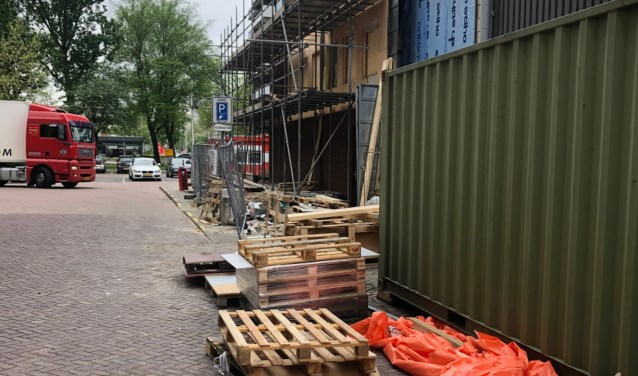 Wethouder Herbert Raat wil bouwrommel bij Groenhof opgeruimd hebben. De situatie verbetert inmiddels.