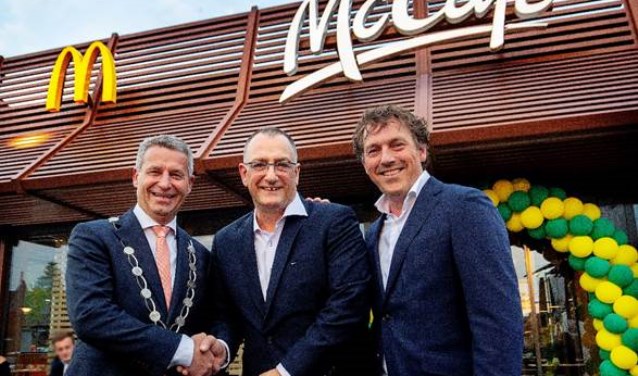 Burgemeester Dirk Heijkoop, Dick Bovekerk en Erwin Dito (v.l.n.r.) vieren de opening van restaurant Hardinxveld-Giessendam