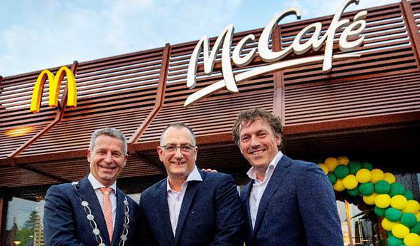 Burgemeester Dirk Heijkoop, Dick Bovekerk en Erwin Dito (v.l.n.r.) vieren de opening van restaurant Hardinxveld-Giessendam