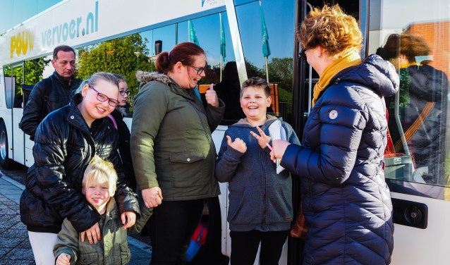 Alle namen worden door Marijke (rechts) afgevinkt. Compleet? Vertrekken maar!