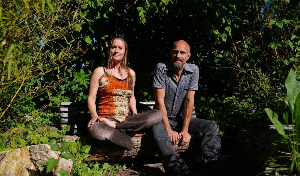 Tanja en haar partner Baldwin in de tuin.