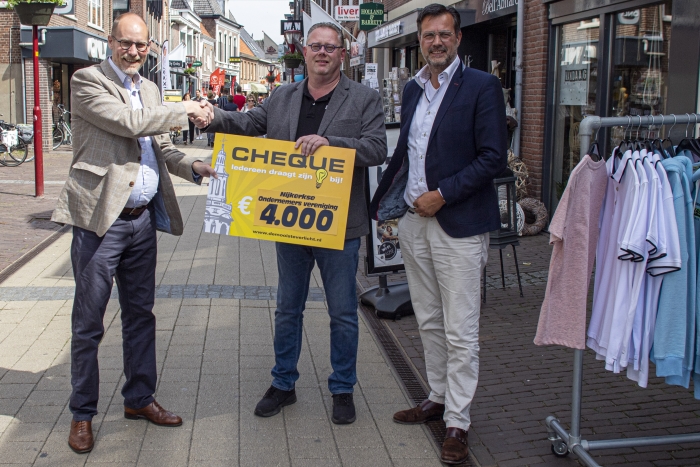 Op de foto v.l.n.r. Niels Staal namen de Mooiste Verlicht en Gert Renes met Erik van der Goot namens de NOV.