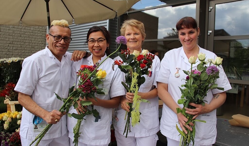 Ziekenhuis Amstelland heeft zondag op de Dag van de Verpleging alle medewerkers die aan het werk waren verrast met een bos bloemen. Elk jaar is er op 12 mei – de verjaardag van Florence Nightingale - over de hele wereld bijzondere aandacht voor de inzet van verpleegkundigen.