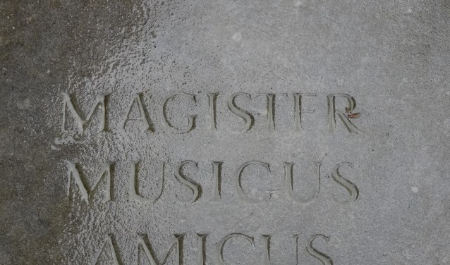 Op zijn graf staat: William Hilsley 1911 tot 2003 Magister Musicus Amicus