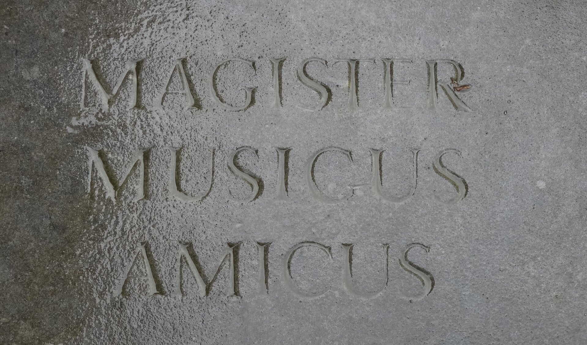 Op zijn graf staat: William Hilsley 1911 tot 2003 Magister Musicus Amicus