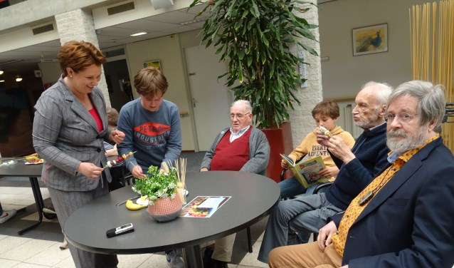 Wethouder Chantal Broekhuis op bezoek bij Woonzorgoord Beatrix.