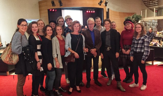 De Theaterkijkers van het afgelopen seizoen met Judith Sturm (zesde van links) en de cast van De Vloer Op.