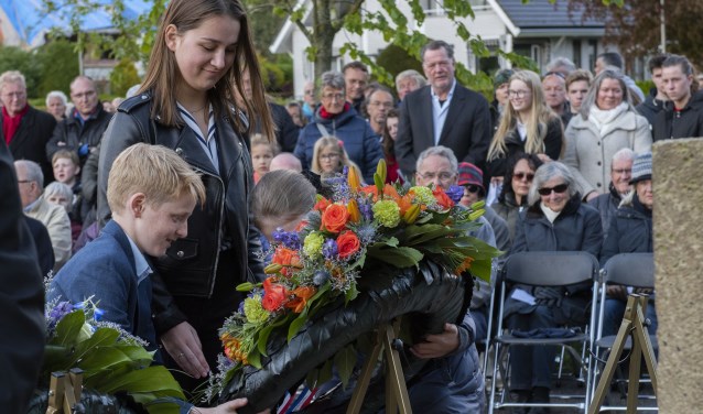 Taeke, Myrthe en Mette leggen een krans namens de Heemsteedse scholen