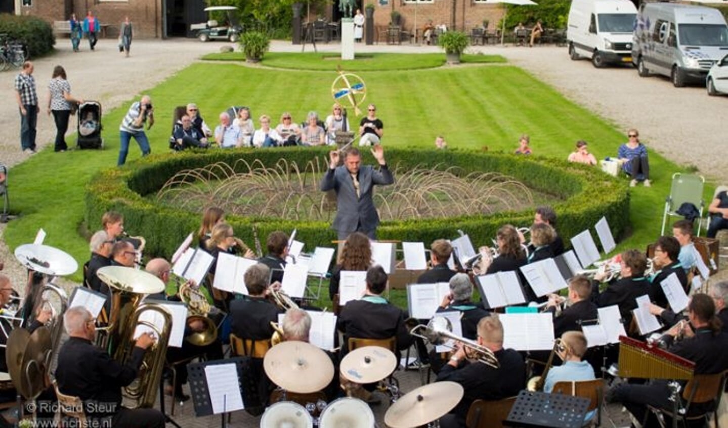 Ons Genoegen tijdens een zomerorkest in de voortuin van Kasteel Amerongen.