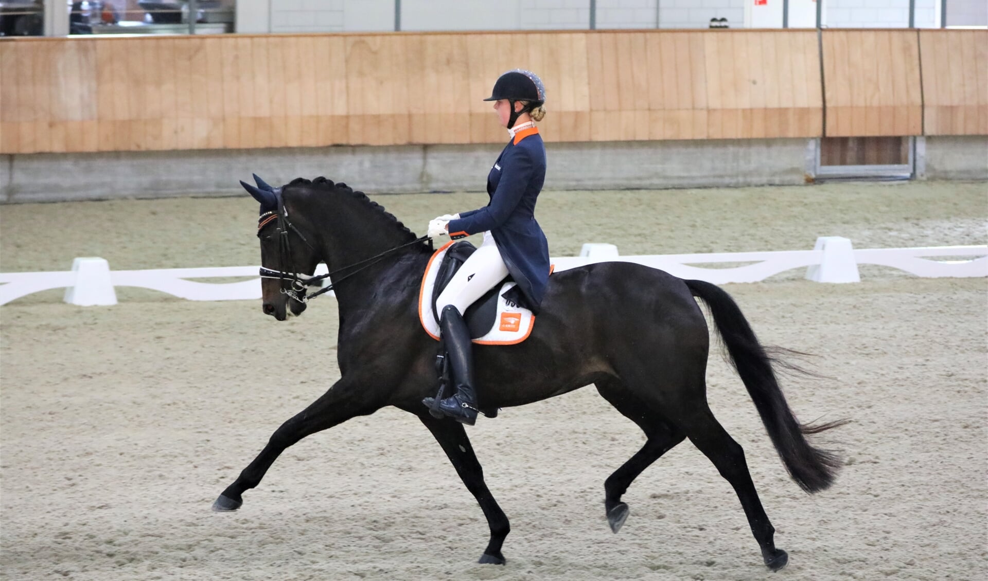Diana van de Bovenkamp doet een gooi naar de Nederlandse titel voor Young Riders.