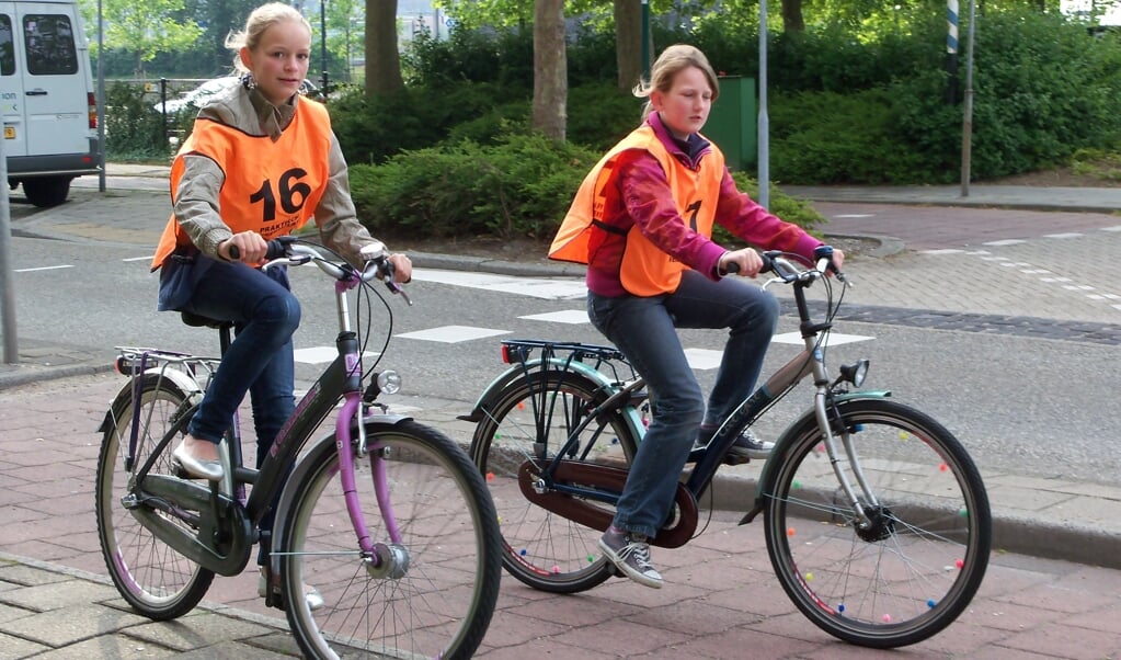 Verkeerseducatie en toetsen van kennis helpen bij verbeteren fietsverkeersveiligheid.