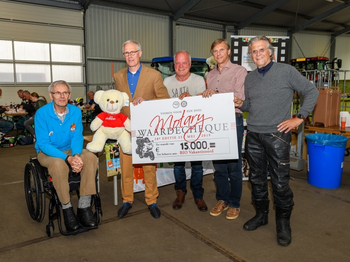 overhandiging cheque aan Bio Vakantieoord