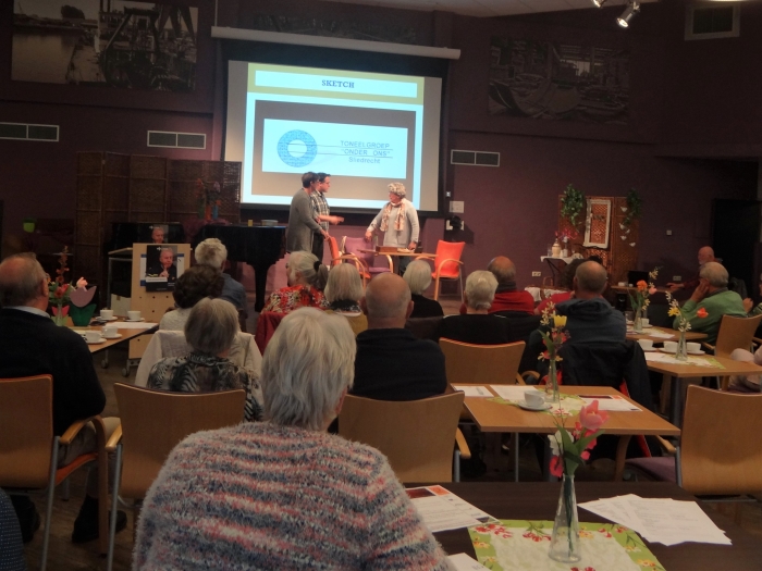 Tientallen ouderen en hun mantelzorgers bezochten de voorlichtingsavond tijdens het Alzheimercafé