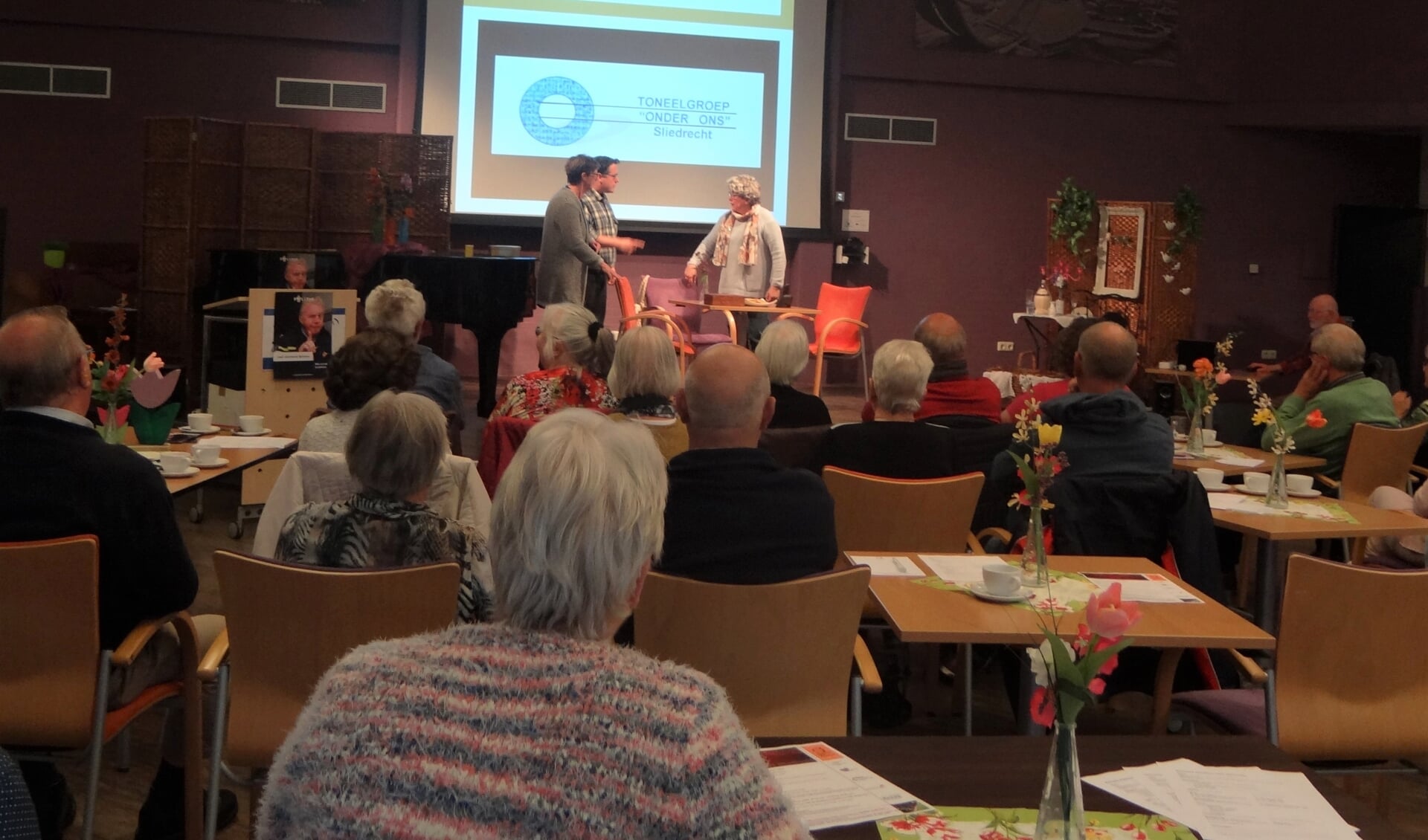 Tientallen ouderen en hun mantelzorgers bezochten de voorlichtingsavond tijdens het Alzheimercafé