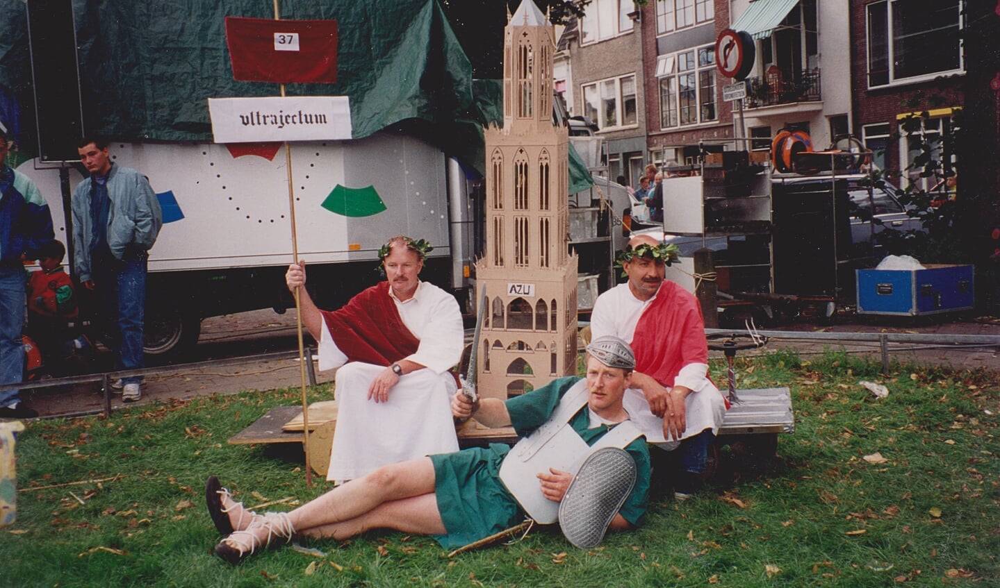 Evert de Graaf met het UZU-team in 1993 bij Heen en Weer.