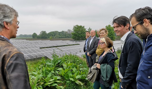 De delegatie uit Utrechtse Heuvelrug luistert geïnteresseerd naar Erik Mol van gemeente Bronckhorst