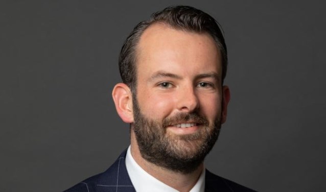 Wethouder Joost van de Geest gaat over de werkzaamheden aan de Banneweg.