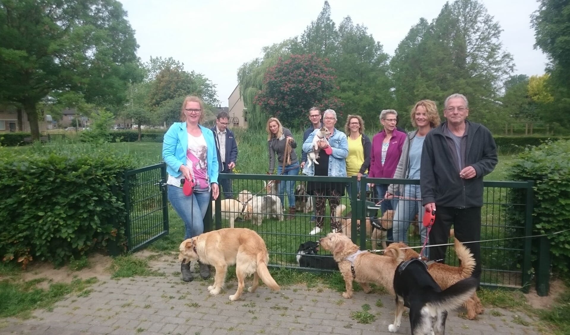 Rian de Jongh (links) met een kleine vertegenwoordiging van de groep van 50 hondenbezitters van HUP 't Haagje.