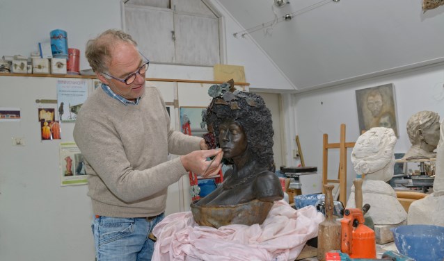 Leo Nellestein aan het werk in zijn atelier Leka aan de Wilbrinkstraat in Lunteren.