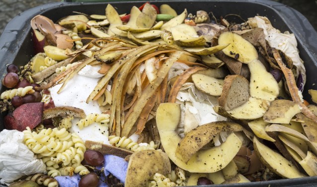 Huishoudens verspillen gemiddeld 41 kilo eten per persoon per jaar aan vast voedsel. Vooral brood, zuivel, groente, fruit en vlees worden weggegooid.