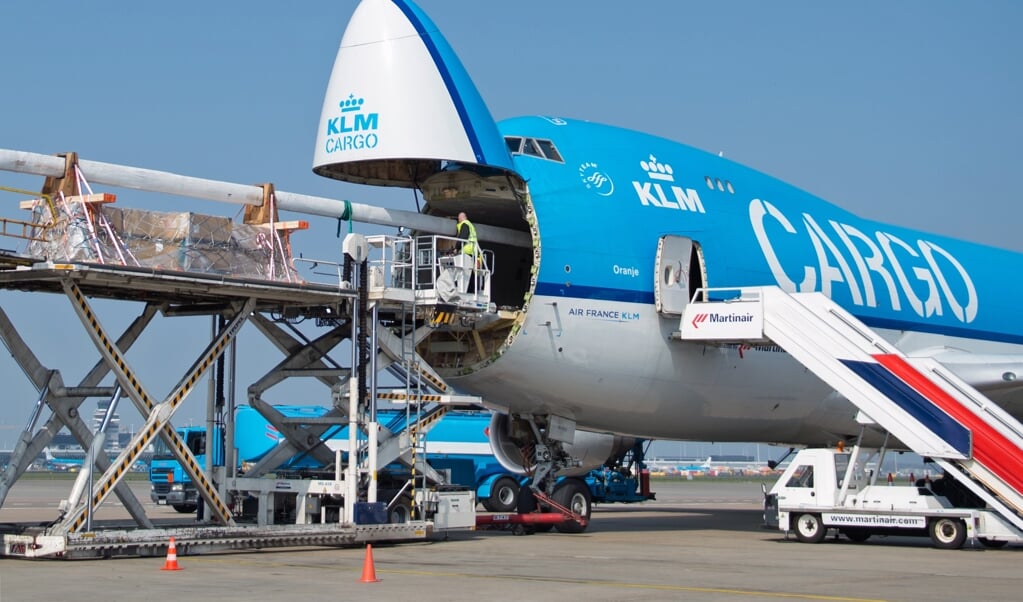 Een KLM Boeing 747 vrachttoestel wordt geladen op Schiphol.