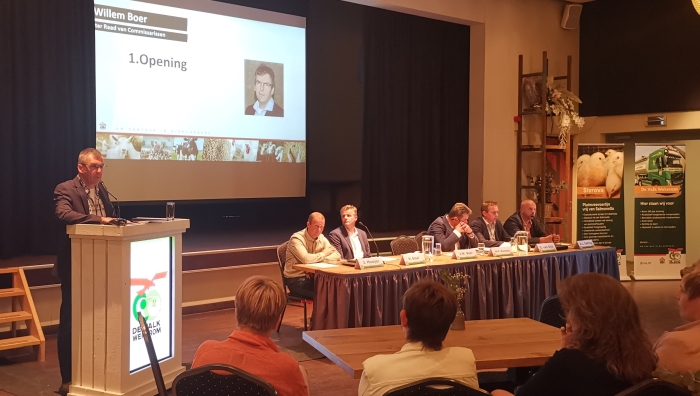 Voorzitter J.W. Boer opent de jaarlijkse ledenvergadering