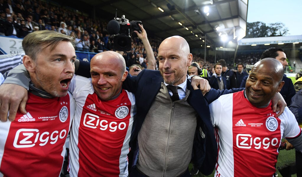 Alfred Schreuder (tweede van links) viert het kampioenschap van Ajax met Richard Witschge (links), Erik ten Hag en Aron Winter (rechts). 