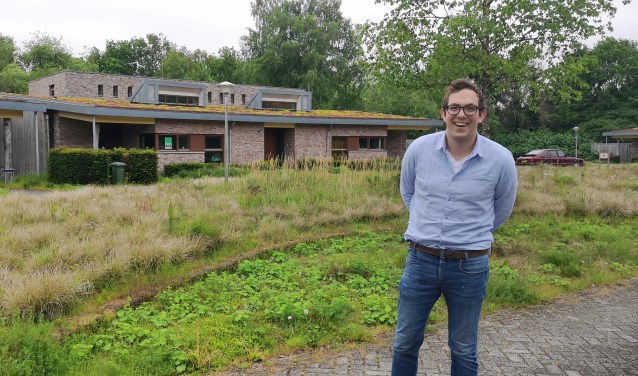 Tim Rooijakkers verbaast zich over de goede staat van sommige gebouwen op het terrein
