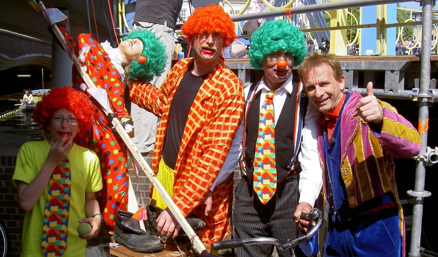 In clownspakken voor een aflevering van Fiets 'm d'r in (2004). 