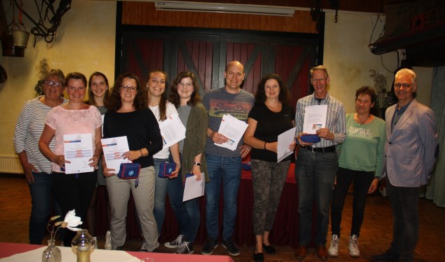 De gediplomeerden kregen hun diploma officieel uitgereikt.
