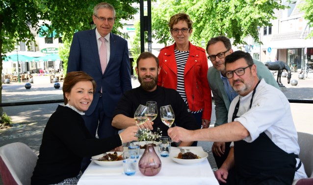 Voorproeven op de Brink. Vlnr achter: Ben Bokdam, Annette Bokdam, Edwin Castricum, voor: Ilse van Slooten, Guido Demmers, Marco van Rooijen.