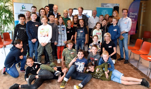 De leerlingen van de 1e Montessorischool op Schiphol. Midden achter, topman Dick Benschop en Prinses Laurentien.