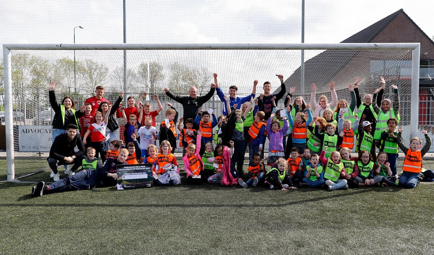Spelers van FC Utrecht in actie voor WKZ
