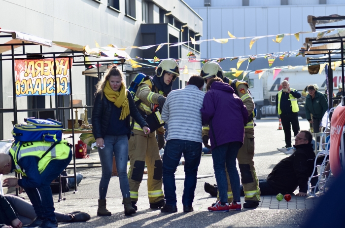 meerdere gewonden als een auto door de markt is gereden