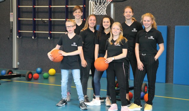 Het team dat Mabel (met basketbal) assisteerde.