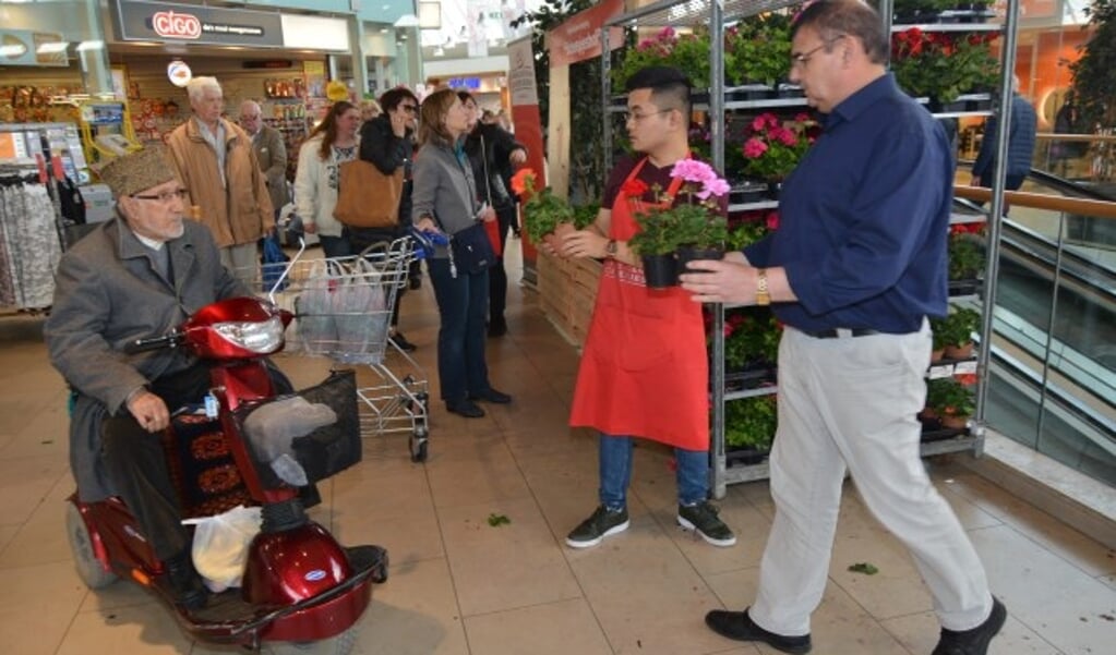 Gratis geraniums voor klanten. (Foto's: Pieter Vane)