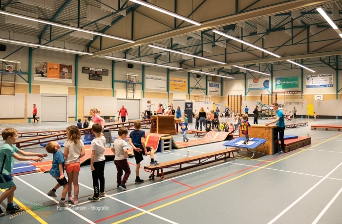 Sportende kinderen tijdens de SportInstuif