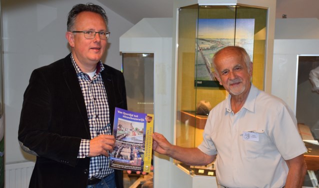 Wethouder Geerdes ontvangt de eerste tentoonstellingsgids