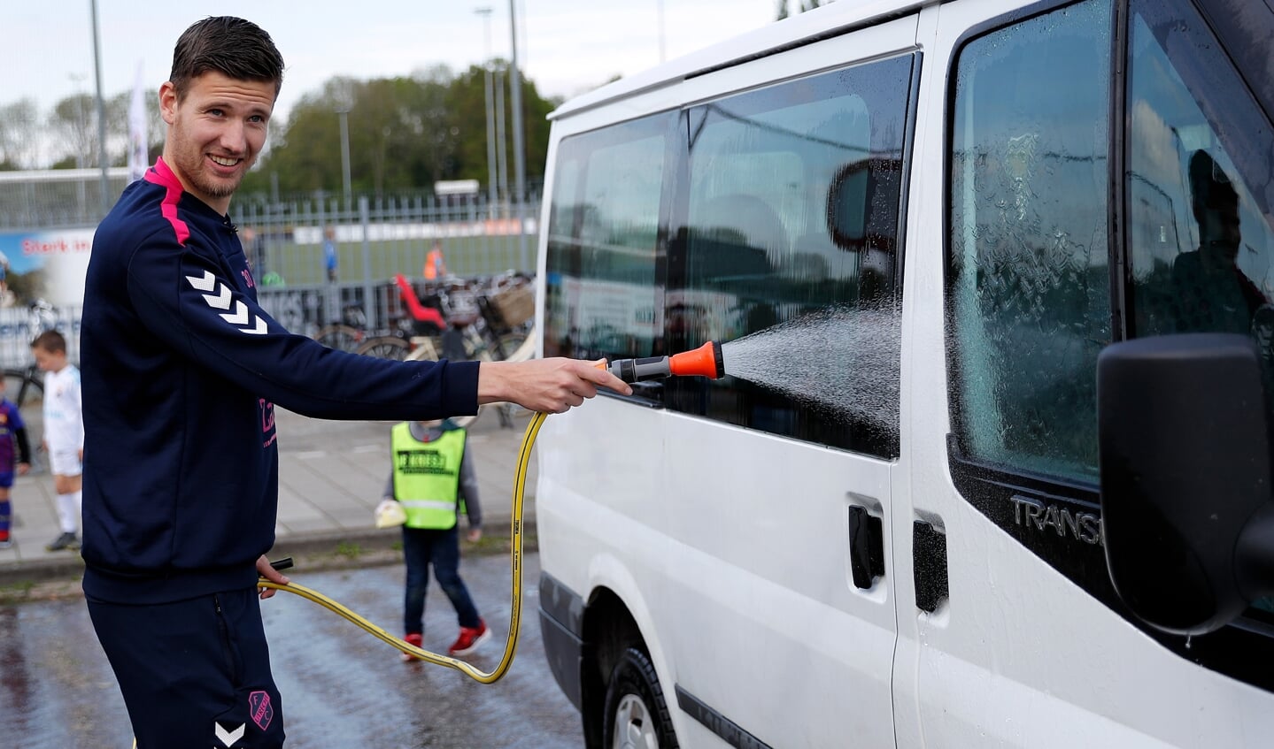 Spelers van FC Utrecht in actie voor WKZ