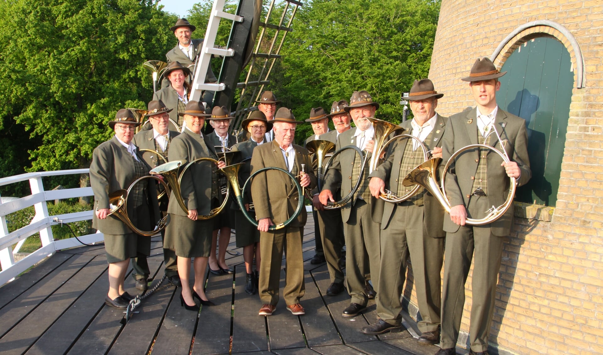 Jachthoornblaasgroep Eemland op De Windhond, met helemaal links de familie Vos.