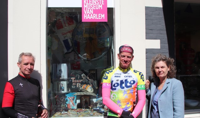 Fietsmaatje Frank, Peter de Brock en Marina Raymakers, directeur Kunst centrum Haarlem, openen de expositie.
