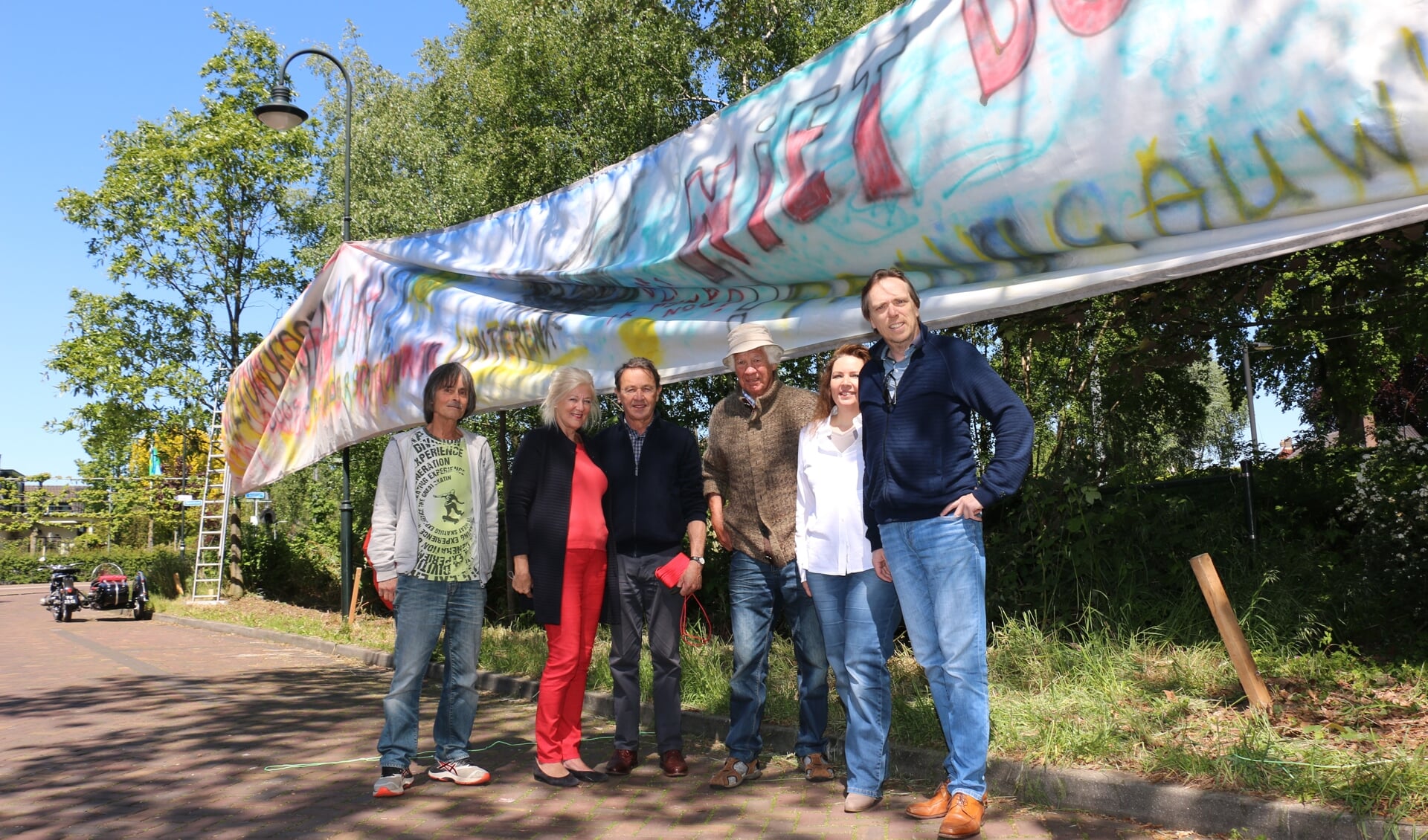De werkgroep, met onder anderen Huub van Gool, Joop Moret, Rikko Fransen (uiterst links) en Janita Wolfswinkel (tweede van rechts): ,,Definitief schade aan deze plek.”
