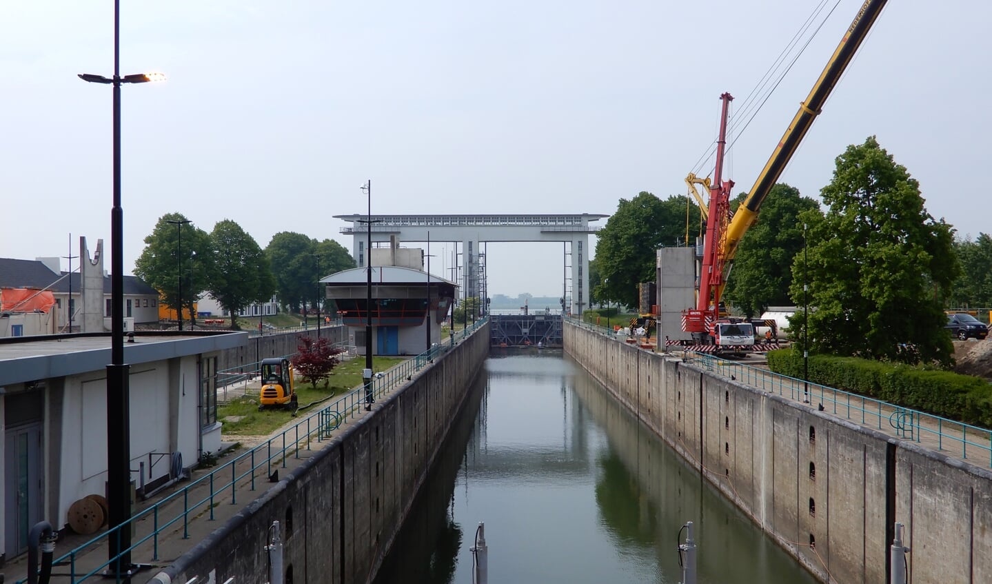 Uithijsen van de loopbrug bij de Beatrixsluis