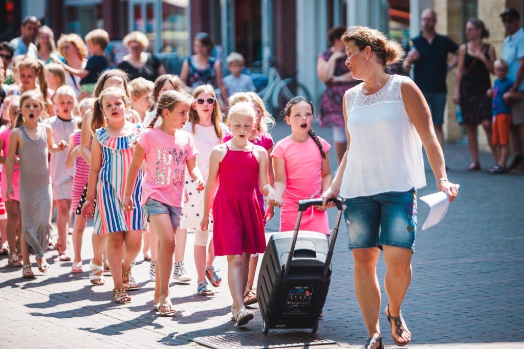 Kinder- en tienerkoor Jedaja loopt zingend door de winkelstraat tijdens een vorige editie. Ook dit jaar zijn ze weer van de partij.