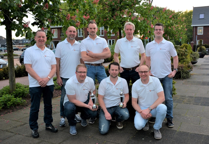 Bovenin staand team 1 met van links naar rechtst Jan de Haan, Ton Schakel, Bert van Veen en Jaap Veldhuizen. Onderaan van links naar rechtst team 2 bestaande uit Joey v.d Vliert, Arie v/d Bijl en Sjaak Jansen.