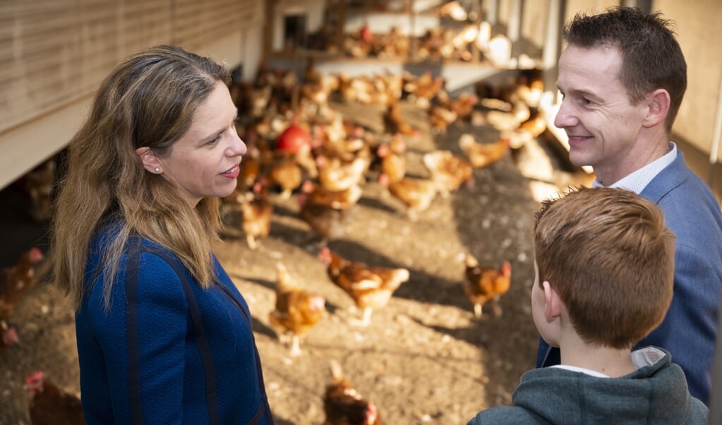 Minister Carola Schouten bezocht recent een pluimveehouderij in Lunteren. Tijdens het werkbezoek liet ze zich informeren over de plannen in de zogeheten 'regiodeal'.