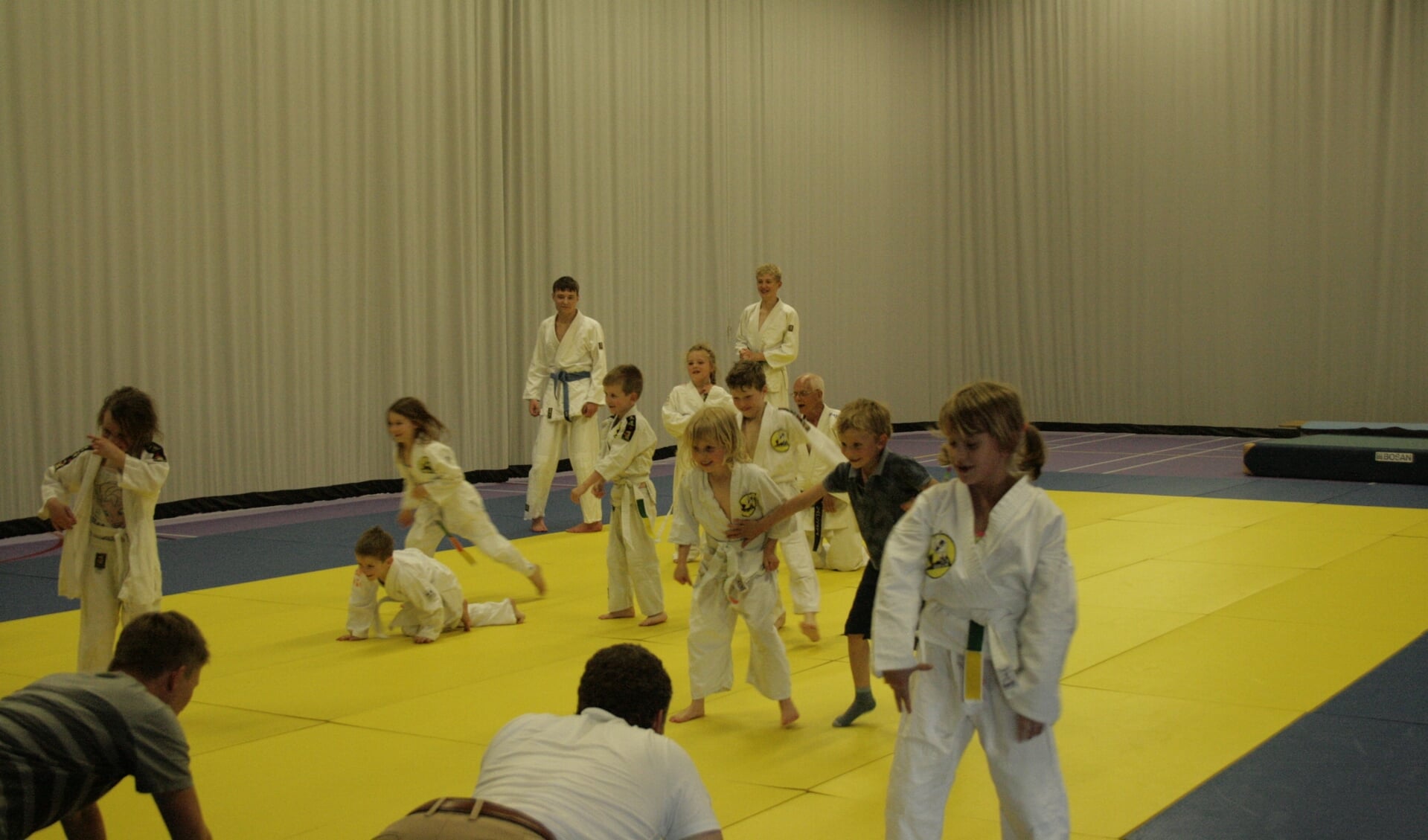 Een geliefd spelletje bij de judo is 'schapen scheren'. Deze keer moeten de ouders worden gevangen.