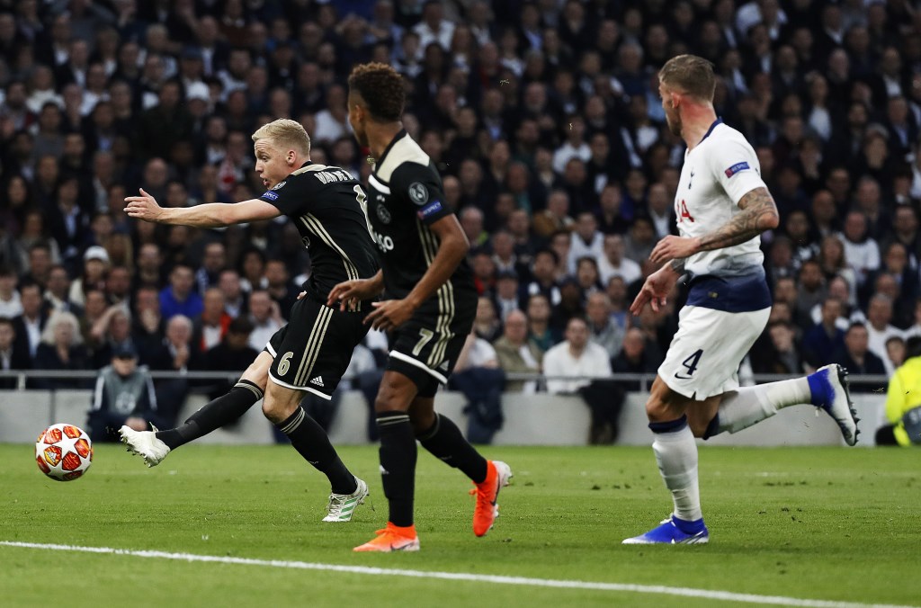 Het moment van Donny van de Beek in de eerste halve finale van de Champions League: hij maakt de 0-1.
