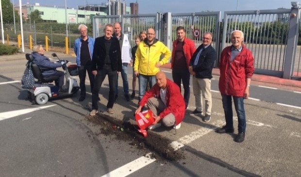 Vervuilde Sliedrechtse grond wordt retour gezonden. De actievoerders gaan dit elke zaterdagmorgen herhalen.