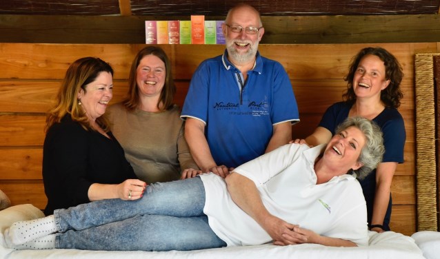 De masseurs (vlnr) Marguerite Uljée, Anouk Andreae, Erik Kater, Stijntje Rorive, en liggend Karen van den Hoek.